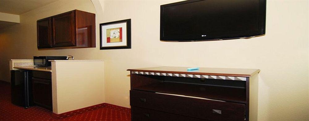 Quality Inn & Suites Buda Quarto foto